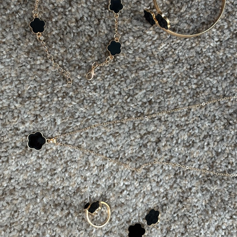 Elegant Black and Gold Floral Jewelry Set